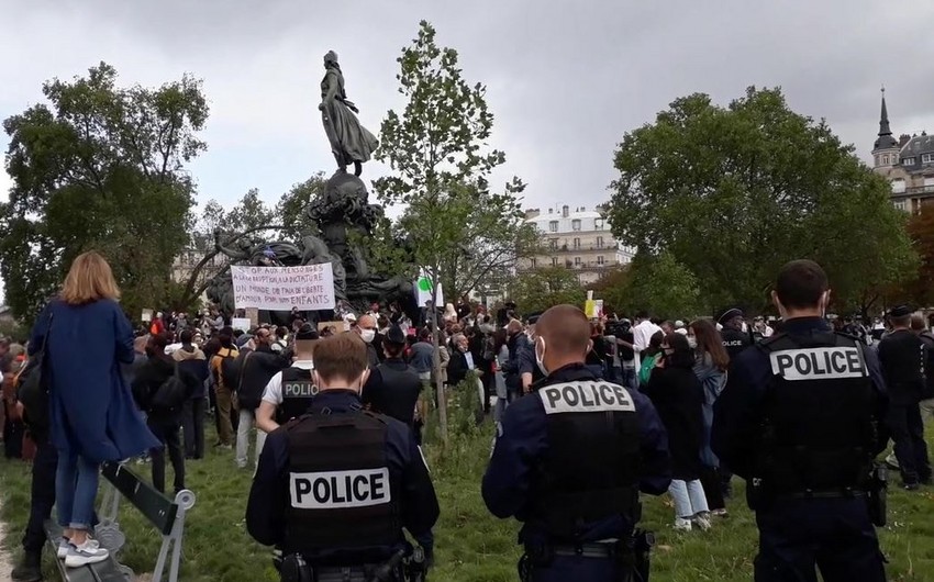 Во Франции проходят митинги против ношения масок