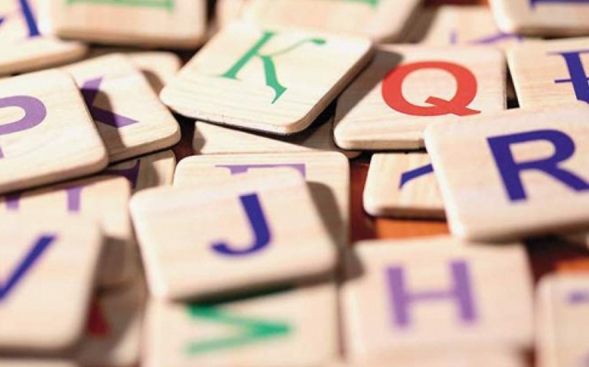 Новый алфавит казахского языка из 25 букв представили в парламенте Казахстана
