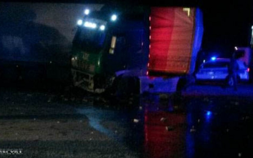 В Евлахе направляющийся в Туркменистан грузовик попал в аварию - ФОТО