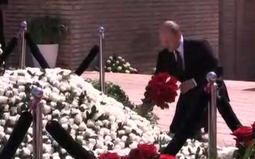 Путин возложил цветы к могиле Ислама Каримова в Самарканде