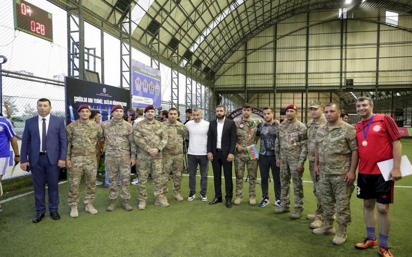 Protezlə təmin edilən qazilər futbol oynayıb