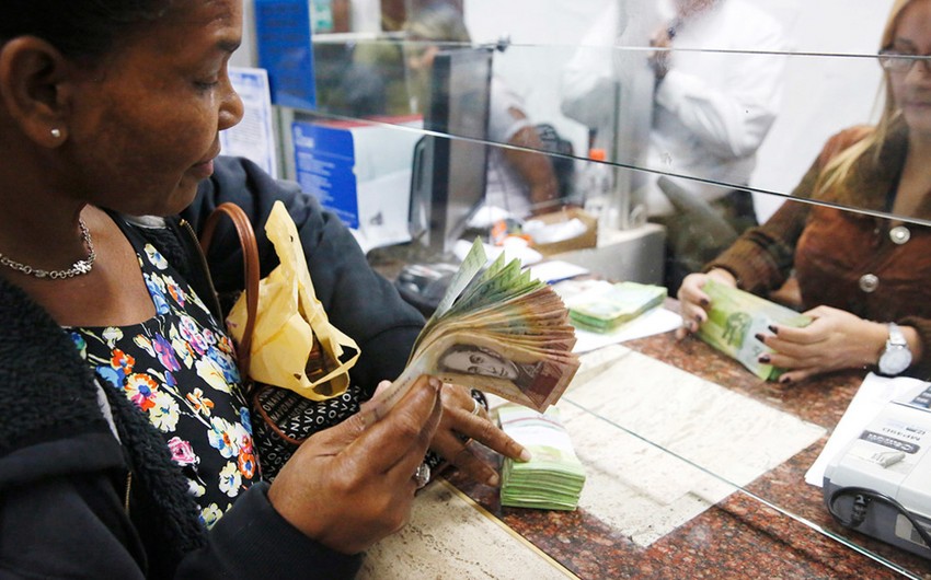 Инфляция в Венесуэле составила почти 3 000%