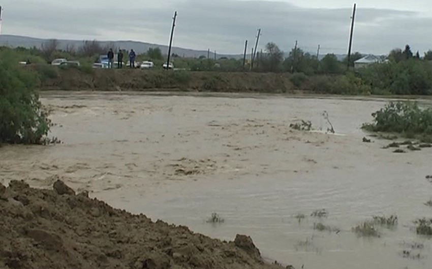 Уровень воды в водохранилище Пирсаат поднялся, частным хозяйствам нанесен ущерб - ФОТО