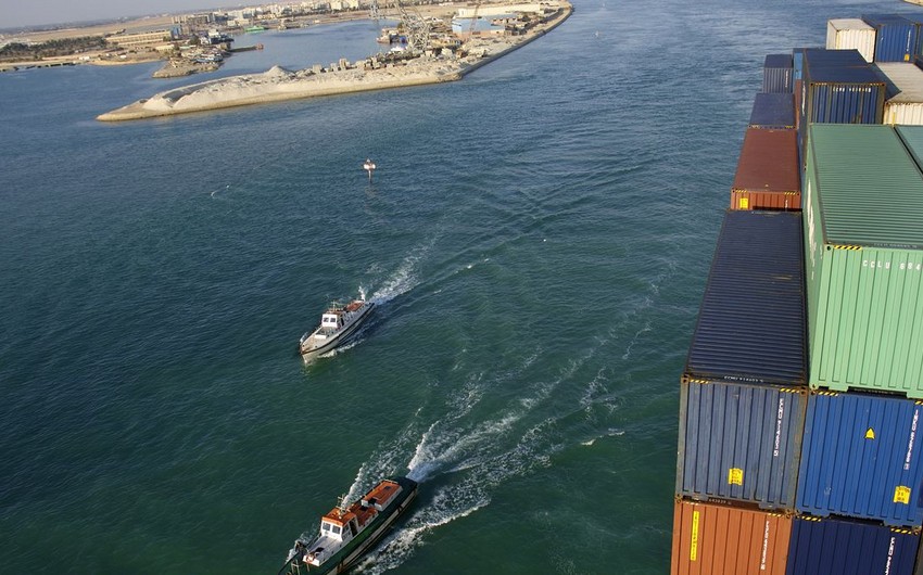 Ship briefly grounded in Suez Canal refloated