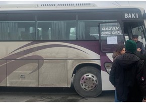 В Баку прибыл очередной автобус с эвакуированными из Турции азербайджанцами