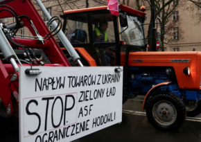 Протестующие фермеры забросали яйцами здание канцелярии польского премьера