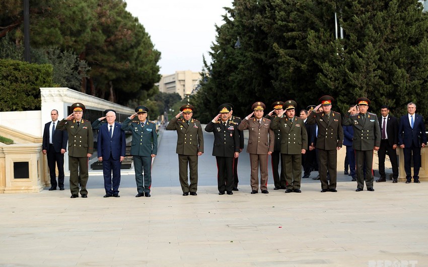 Министры обороны стран СНГ посетили Аллею шехидов - ФОТОРЕПОРТАЖ