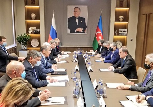 В Баку проходит встреча делегаций Азербайджана и России в расширенном составе