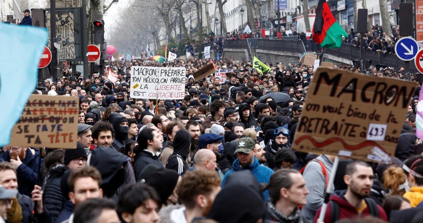 Fransada pensiya islahatlarına qarşı etiraz aksiyalarında 1 milyondan çox insan iştirak edib