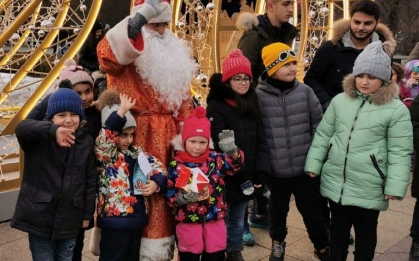 По инициативе Лейлы Алиевой волонтеры АМОР организовали новогоднюю акцию для детей