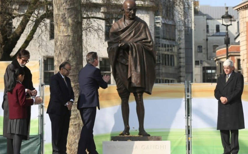 ​В центре Лондона поставили памятник Махатме Ганди