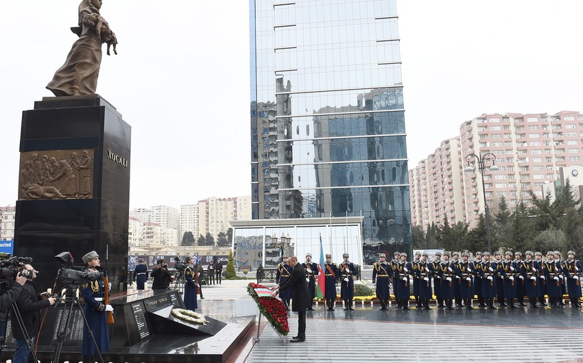 Prezident İlham Əliyev Xocalı soyqırımı qurbanlarının xatirəsinə ucaldılmış abidəni ziyarət edib
