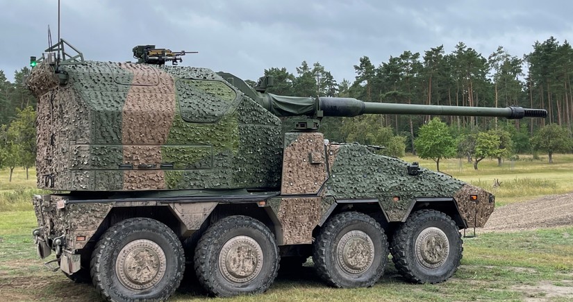 First of brand new German-made howitzers handed over to Ukraine