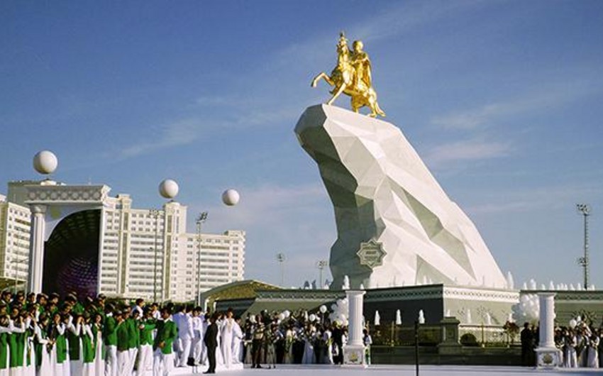 ​В Ашхабаде установили позолоченную статую президента - ФОТО