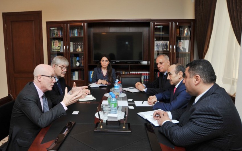 Помощник президента Азербайджана встретился с руководителями агентств Press Association и Associated Press