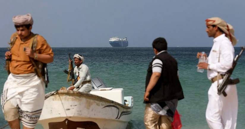 Хуситы атаковали два коммерческих судна и американский эсминец в Аденском заливе