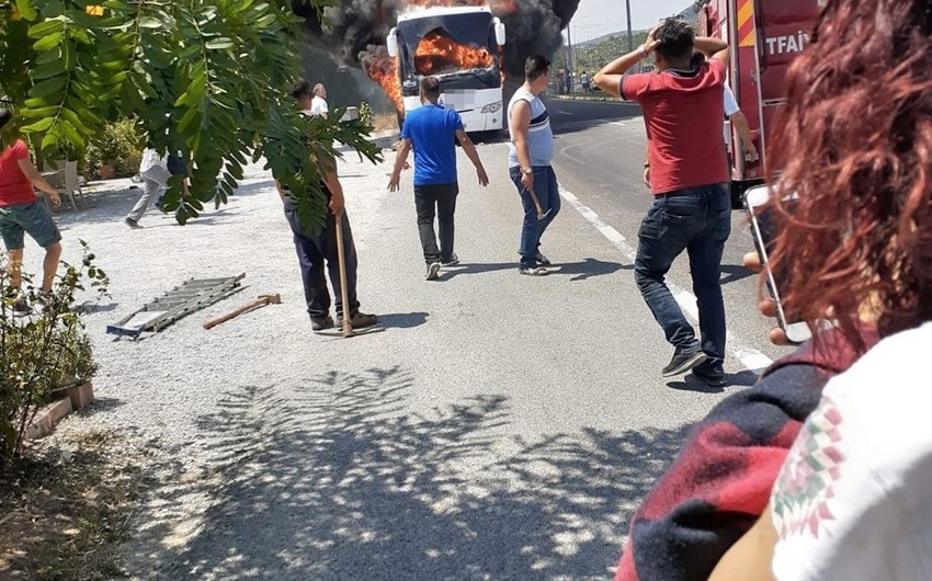 Türkiyədə avtobus yanıb, 5 nəfər ölüb, 17 nəfər yaralanıb