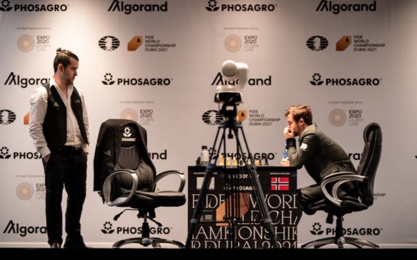Карлсен и Непомнящий сыграли вничью в первой партии матча за мировую шахматную корону