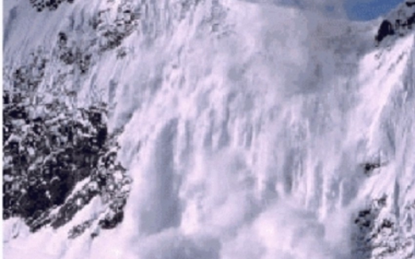 ​Everestdə qar uçqunu nəticəsində 65 alpinist həlak olub