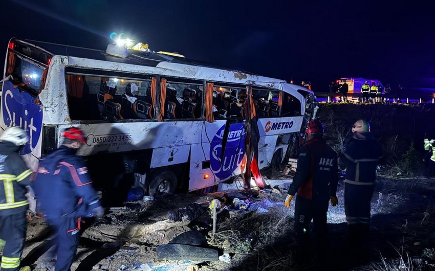 Passenger bus crash kills two, injures dozens in Türkiye