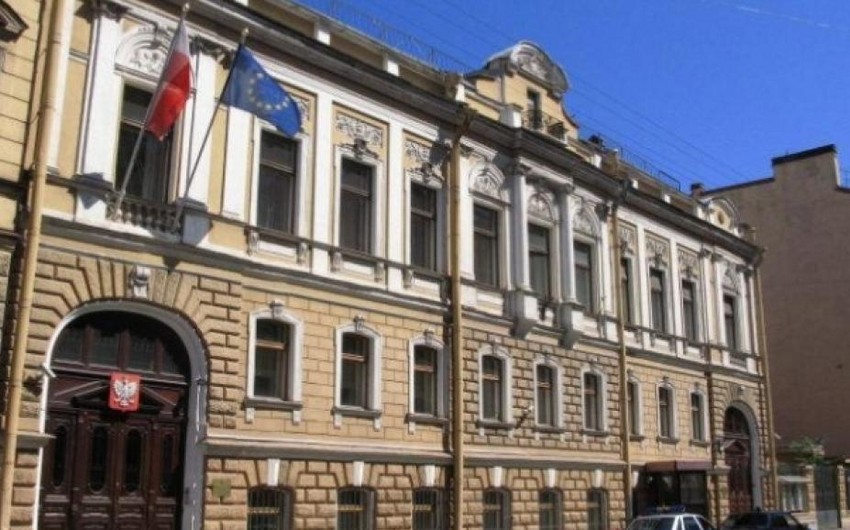 ​Peterburqda Polşanın baş konsulluğu kirayə götürdüyü binadan çıxarılır