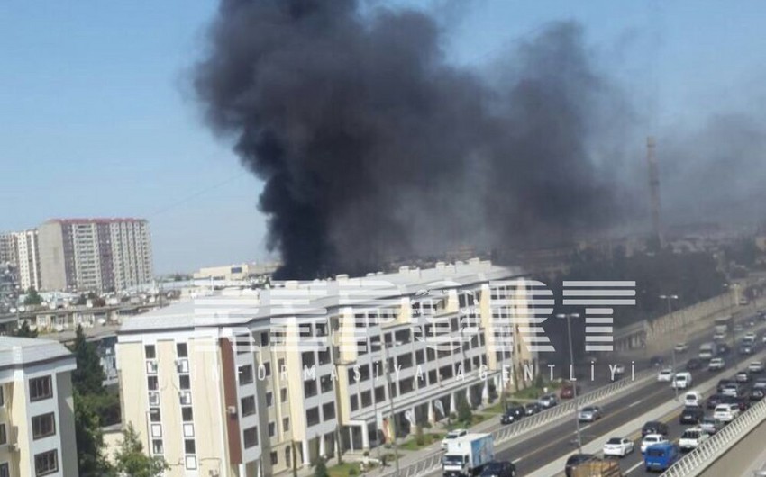 ​В Баку произошел сопровождающийся сильным дымом пожар - ФОТО