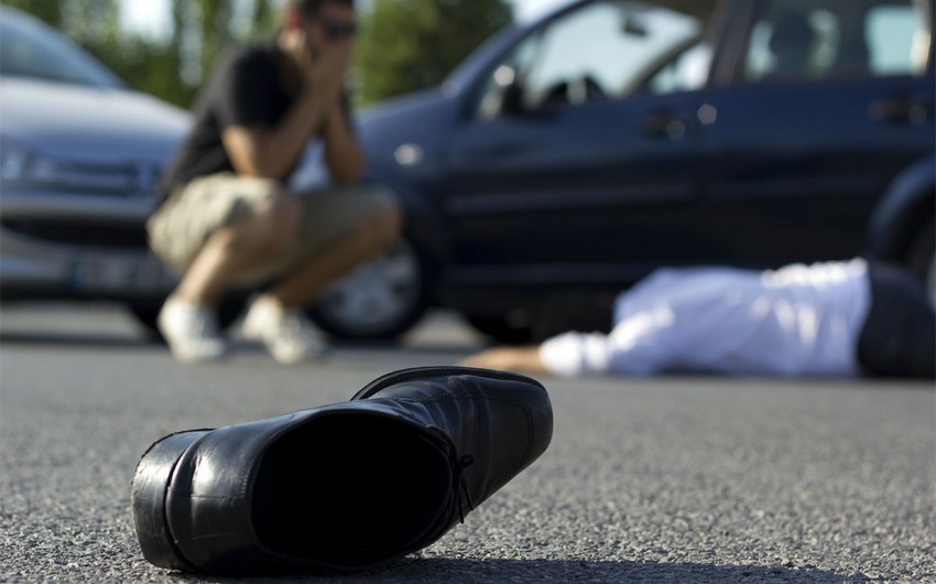 В Баку автомобиль сбил должностное лицо, водитель сбежал с места ДТП
