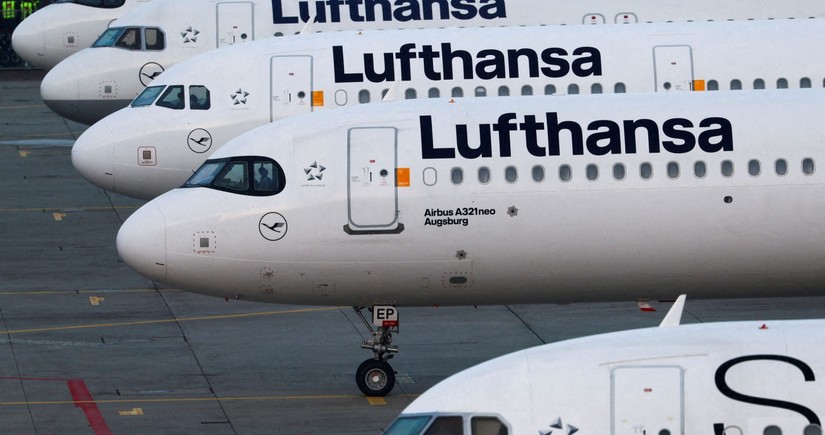 Lufthansa Group aims for 10,000 new hires in 2025, fewer jobs for core airline