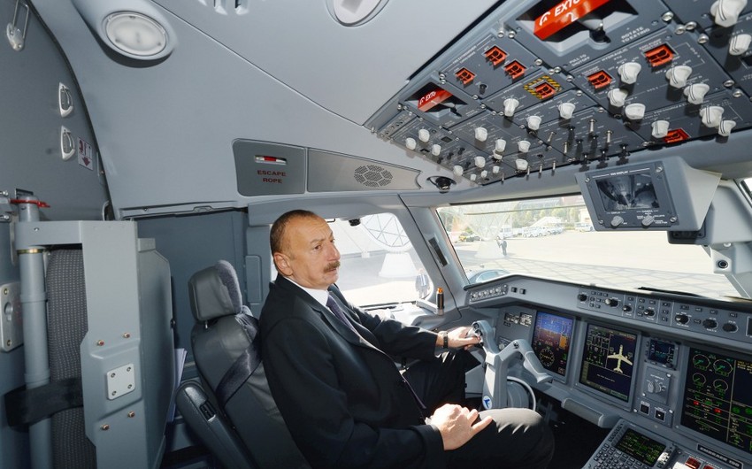 Prezident İlham Əliyev “Buta Airways” aviaşirkətinin Bakıya gətirilən ilk “Embraer 190” təyyarəsi ilə tanış olub