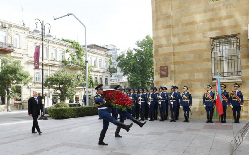 President visits monument erected in honor of Azerbaijani Democratic Republic