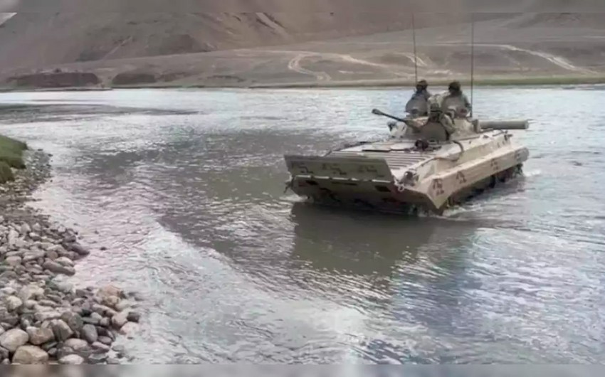 В Индии пятеро военнослужащих погибли в танке при переправе через реку