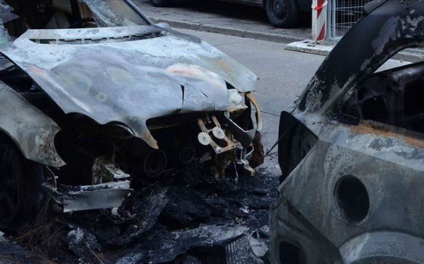Yunanıstanda Türkiyə diplomatlarının avtomobilləri yandırılıb