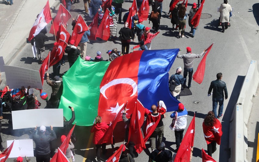 ​Yüzlərlə türk və azərbaycanlı Kanadada erməni soyqırımına etiraz yürüşü keçirib