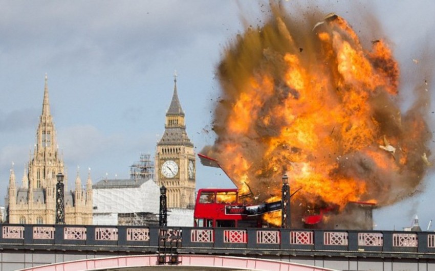 Bus explodes on London bridge terrifying people was for a movie
