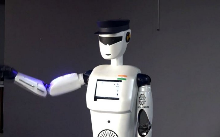 Hindistanda dünyanın ilk robot polisi təqdim edilib - VİDEO