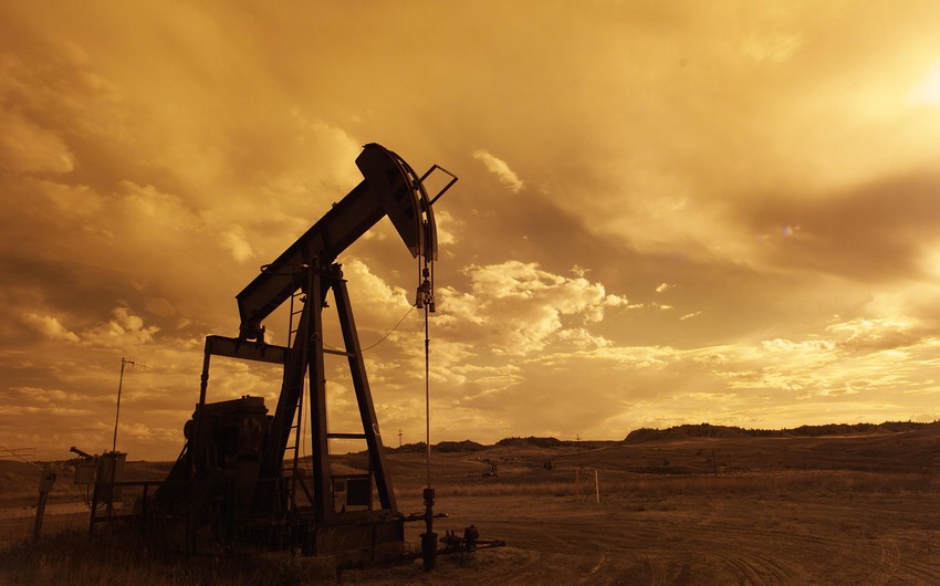 Oil price declines on world markets