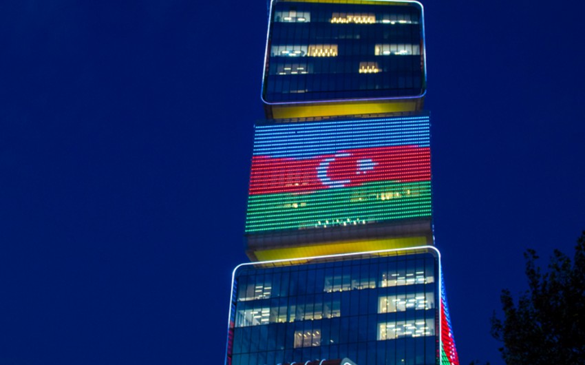 Zəfər Günü paytaxtdakı bir sıra binalar Azərbaycan bayrağı ilə işıqlandırılıb