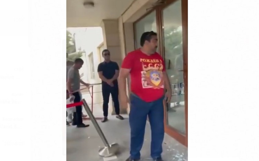 В Баку супруги, ожидавшие вакцинации, разбили входную дверь поликлиники