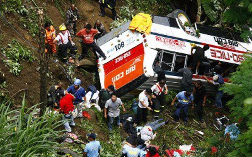 Более 20 человек погибли в результате падения автобуса в ущелье в Филиппинах