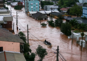 Число жертв наводнения на юге Бразилии достигло 107 человек