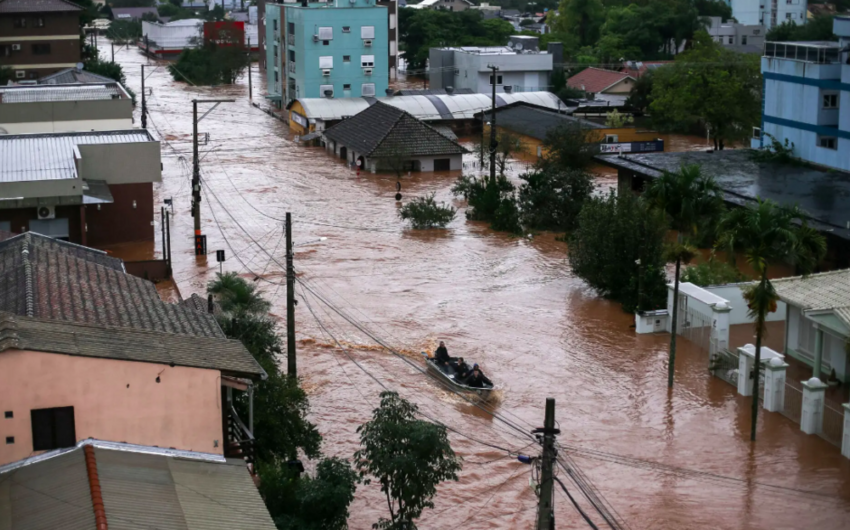 Число жертв наводнения на юге Бразилии достигло 107 человек