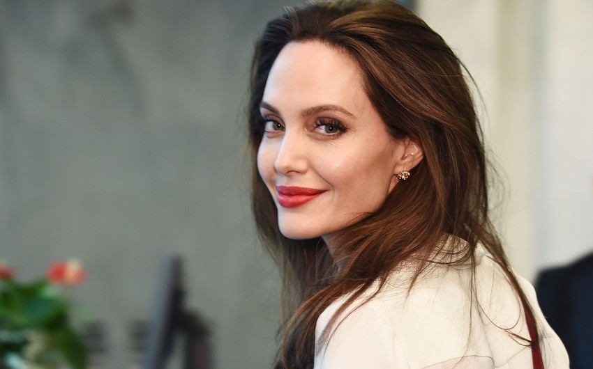 Актриcа Джоли сменила фамилию
