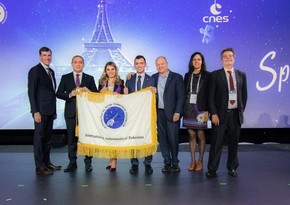 Beynəlxalq Astronavtika Federasiyasının bayrağı Azərbaycana təqdim olunub