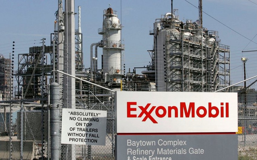 ExxonMobilin illik mənfəəti yarıbayarı azalıb