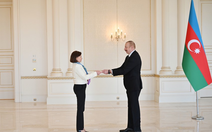 President Ilham Aliyev receives credentials of incoming ambassador of France
