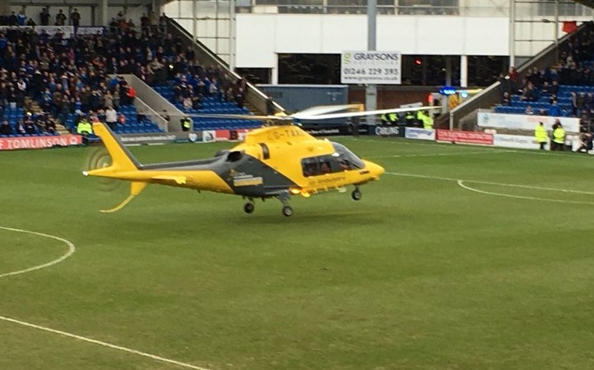 В Англии вертолёт с врачами приземлился на футбольном поле, чтобы спасти болельщика