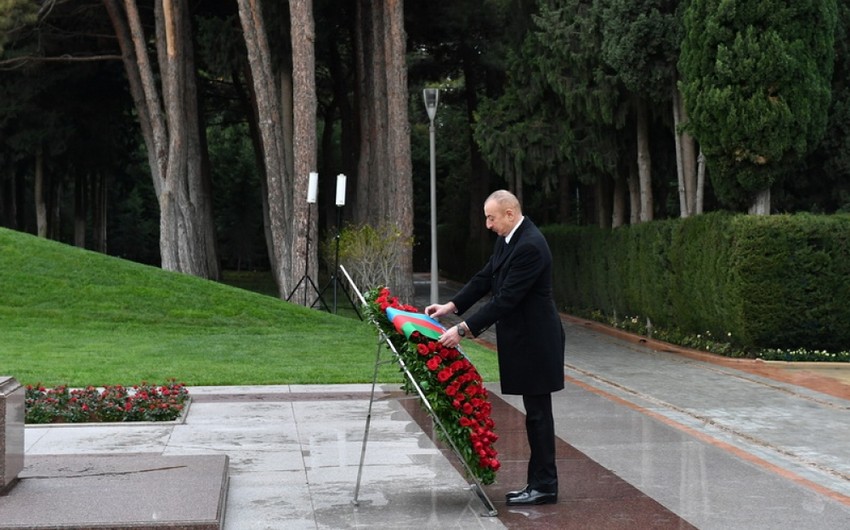 President Ilham Aliyev visits grave of national leader Heydar Aliyev