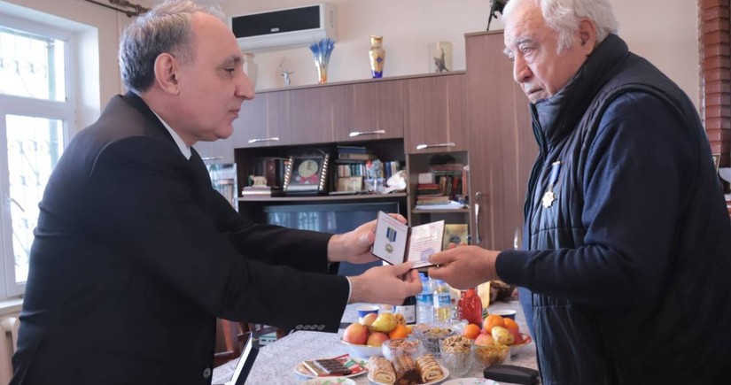 Kamran Əliyev İlyas İsmayılovla görüşüb, medal təqdim edib