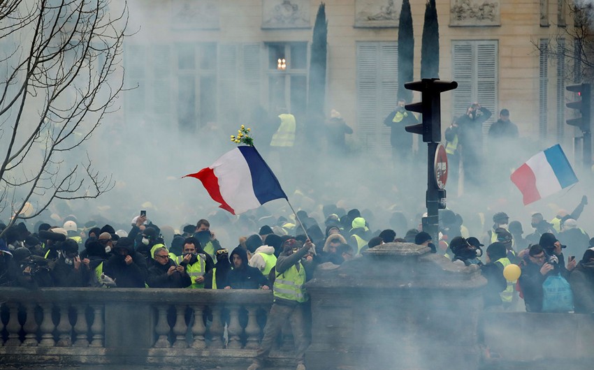 Протестующие подожгли плавучий ресторан в Париже - ВИДЕО - ОБНОВЛЕНО - 2