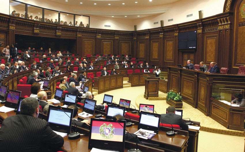 Ermənistan parlamentində deputatlar arasında dava düşüb